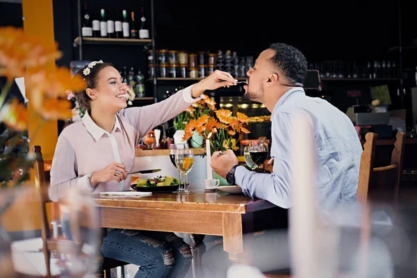 Mangiare cibo vegano maschile e femminile — Foto Stock