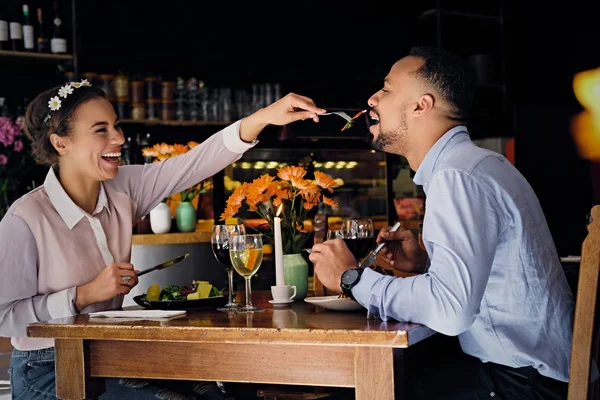 Nero americano maschio e femmina in un ristorante — Foto Stock