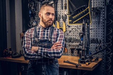 Bisiklet tamircisi Bisiklet parçaları ile bir atölye 