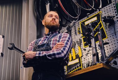 Tamirci anahtarı aracı sandalyesinden tutar. 