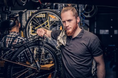 Kırmızı kafa sakallı makinist