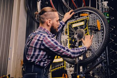 Sakallı makinist tekerlek tamiri