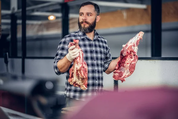 Homem de carne detém carne fresca — Fotografia de Stock