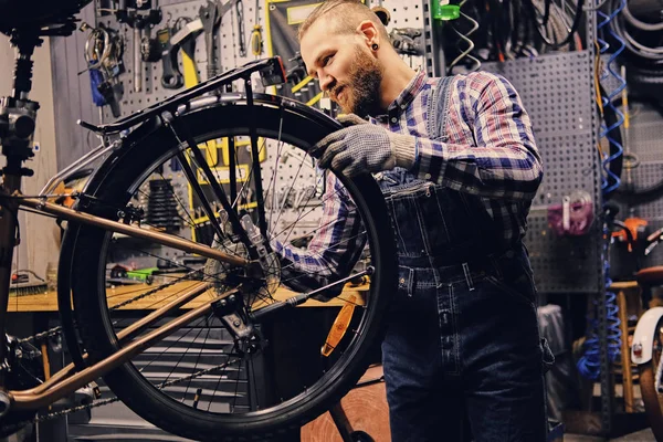 Механическое крепление велосипедного колеса — стоковое фото