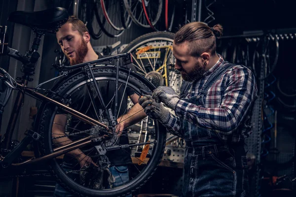 Механика фиксации городского велосипеда — стоковое фото