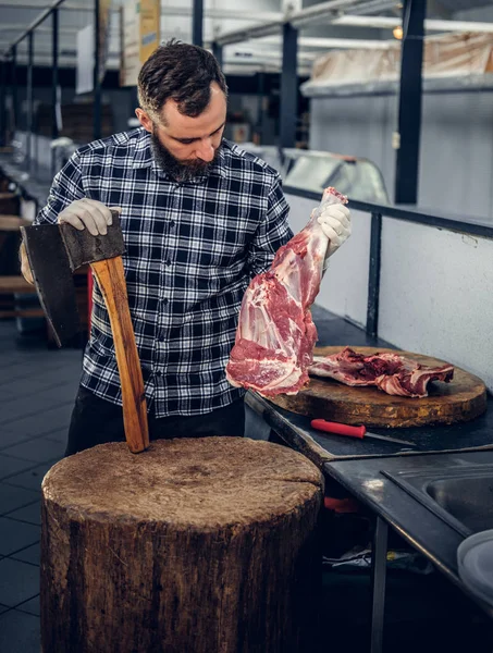 Meatman detém um machado e carne fresca — Fotografia de Stock