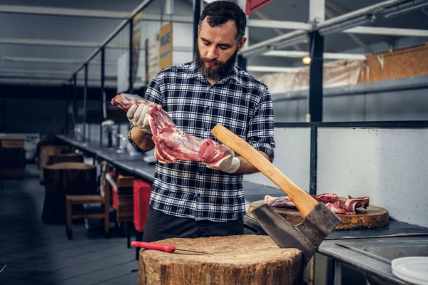 Macellaio detiene carne fresca tagliata — Foto Stock