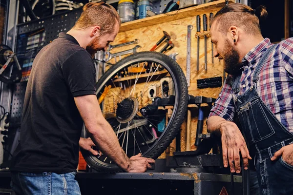 Zwei bärtige Mechaniker — Stockfoto