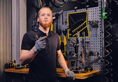 Bisiklet tamircisi aracı üzerinde durmak