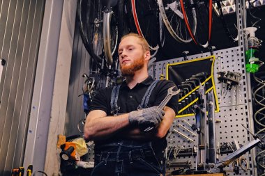 Bir atölyede sakallı makinist.