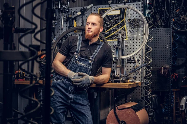 Mecánico en un taller con piezas de bicicleta —  Fotos de Stock