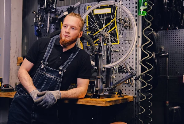 Механик в мастерской с деталями для велосипедов — стоковое фото