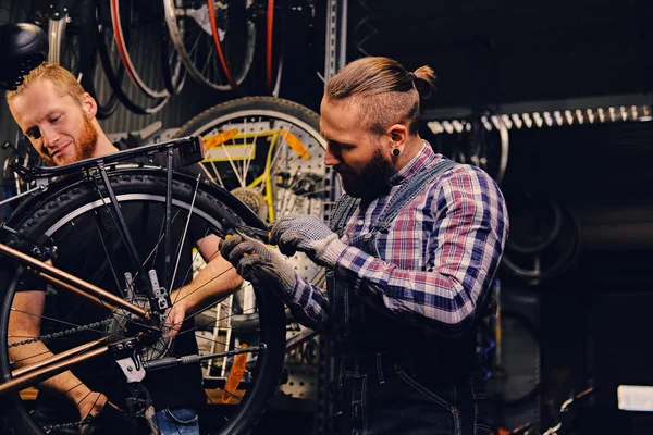 Механика фиксации городского велосипеда — стоковое фото