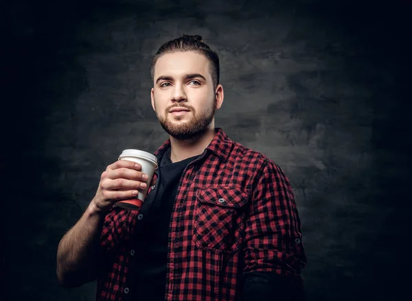 Estudio retrato del hombre sostiene taza —  Fotos de Stock