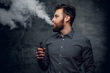 Sakallı erkek vaping