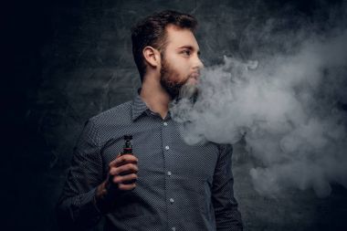 Sakallı erkek vaping
