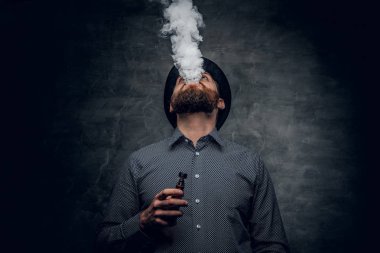 Sakallı erkek elektronik sigara