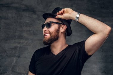 Silindir şapka ve güneş gözlüğü sakallı adam