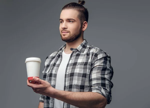 Ο άνθρωπος κατέχει καφέ χαρτί Κύπελλο — Φωτογραφία Αρχείου
