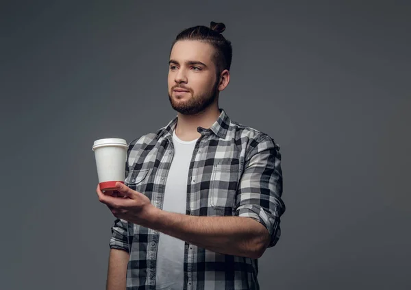 Чоловік тримає чашку кавового паперу — стокове фото