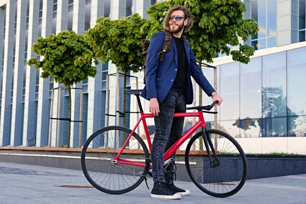 Barbudo hombre se sienta en bicicleta — Foto de Stock