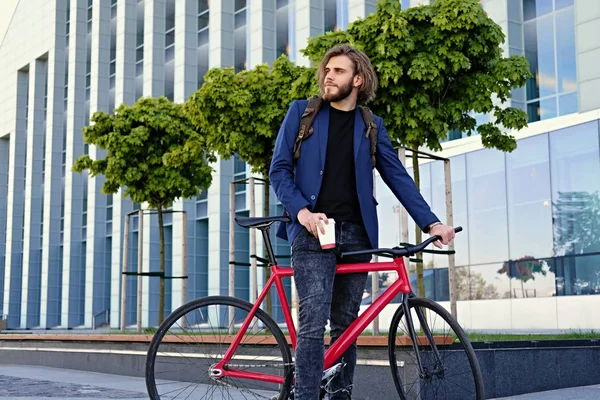 Hombre con posando bicicleta de una sola velocidad — Foto de Stock