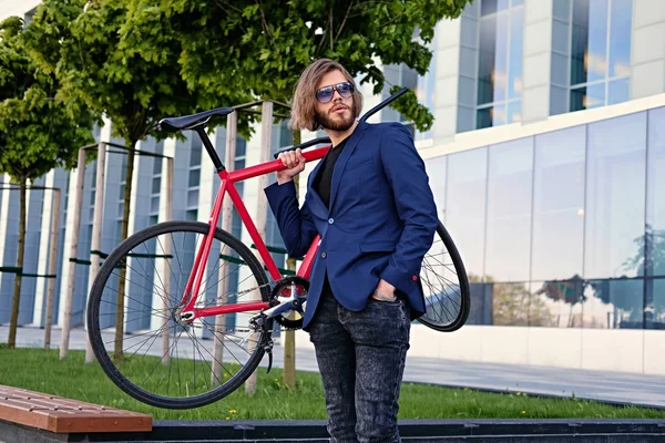 El hombre sostiene la bicicleta en su hombro — Foto de Stock