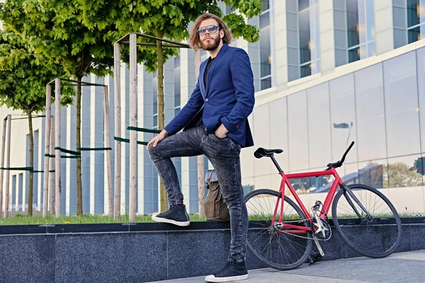 Hombre con posando bicicleta de una sola velocidad — Foto de Stock