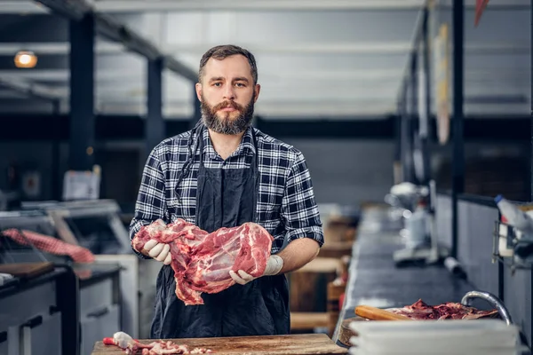 Meatman posiada pokrojone świeże mięso — Zdjęcie stockowe