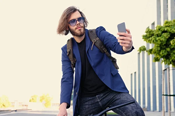 Hombre usando un teléfono inteligente — Foto de Stock