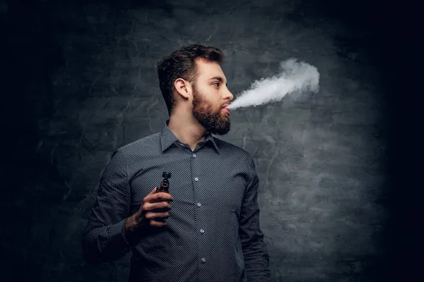 Vaping macho barbudo — Foto de Stock