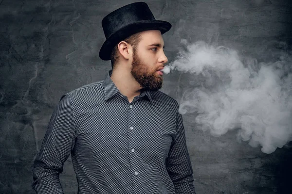 Homem barbudo fumar cigarro eletrônico — Fotografia de Stock