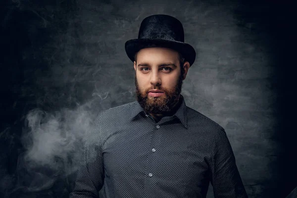 Бородатий чоловік одягнений у сорочку з сірого флісу — стокове фото