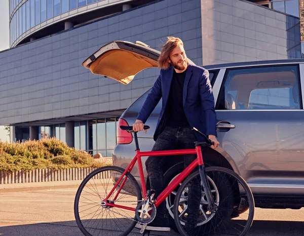 Hombre con bicicleta fija cerca del coche — Foto de Stock