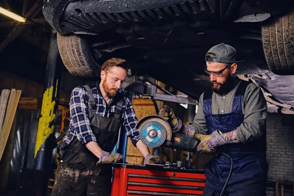 Dwóch mechaników pracujących w garażu — Zdjęcie stockowe