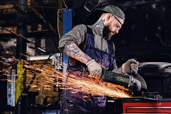 Mechanik kusy oceli auto část — Stock fotografie