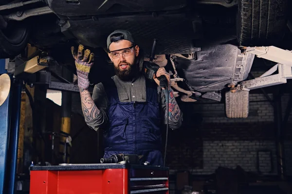 Mechanik pod samochód w garażu — Zdjęcie stockowe