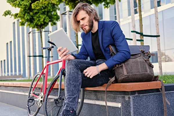 Casual man using tablet PC — Stock Photo, Image