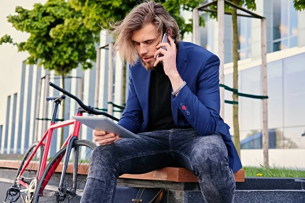 Hipster male holds tablet PC — Stock Photo, Image