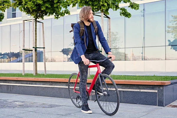 Barbudo hombre se sienta en bicicleta — Foto de Stock