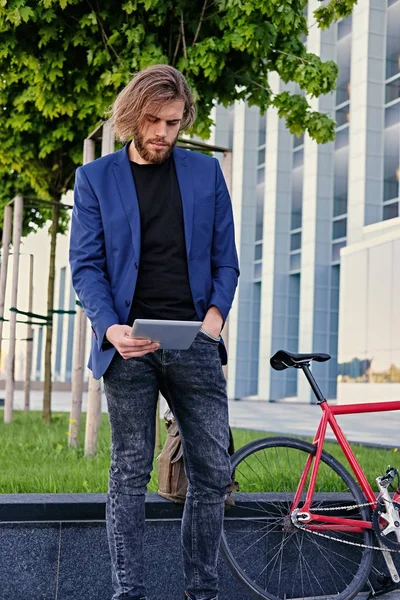 Hombre de pie con tableta y bicicleta —  Fotos de Stock