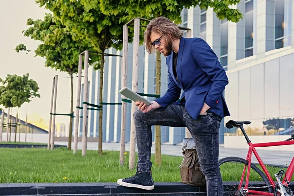 Hombre de pie con tableta y bicicleta —  Fotos de Stock