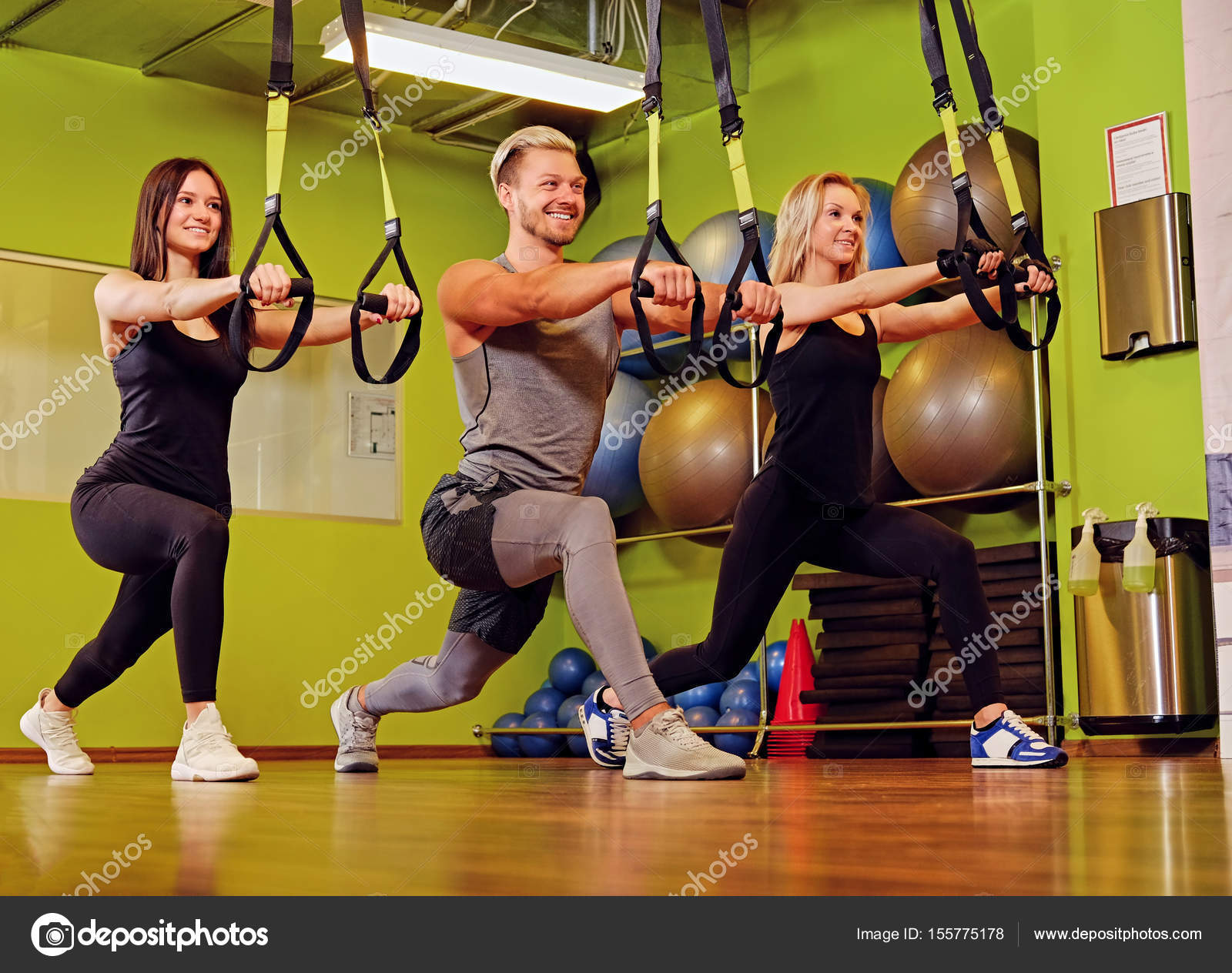 운동 남자와 여자 trx를 하 고 — 스톡 사진 © fxquadro #155775178