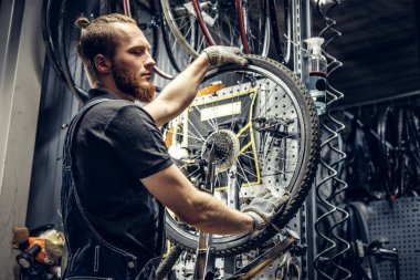Bir atölyede Bisiklet tamiri tamircisi