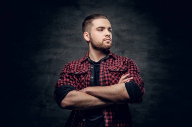 çapraz kolları olan erkek