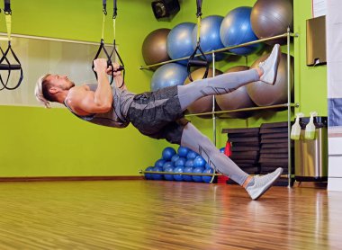 Trx yapan atletik erkek