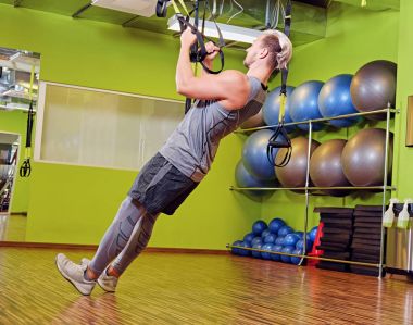 Trx yapan atletik erkek