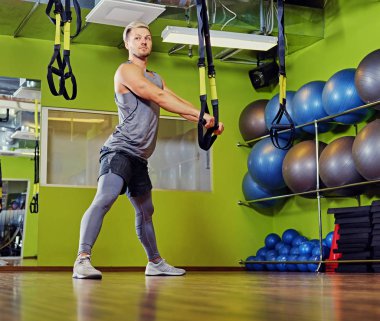 Kaslı adam bir spor kulübü