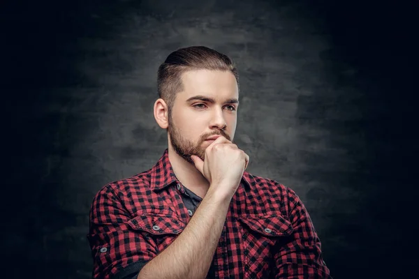Portrét promyšlené vousatý muž — Stock fotografie