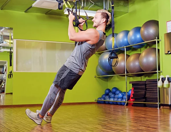 Muskulös man i en gym-klubb — Stockfoto